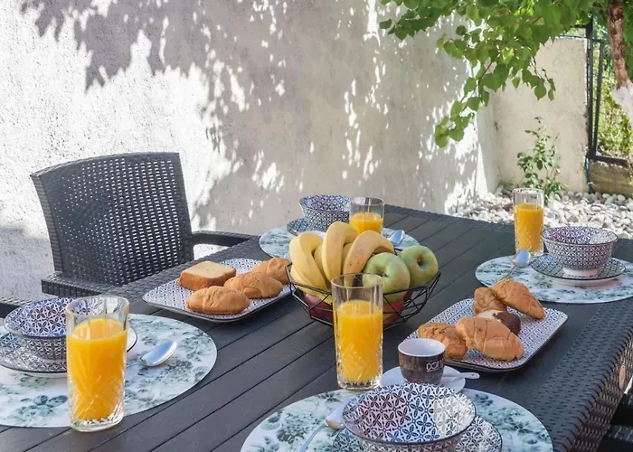 Olea House 2' Walk From The Sea بيت للعطل